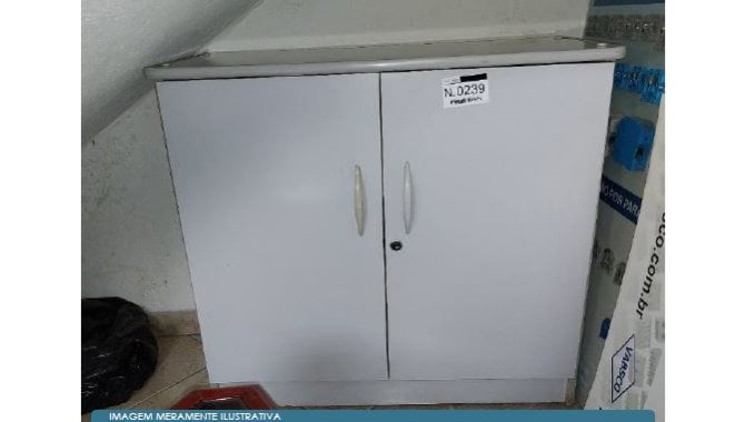 Foto - Cadeiras, Armários, Carrinho de Refeição, Mesa de Centro, Calculadora Sharp, Ventilador e Arquivo com 04 Gavetas - [1]