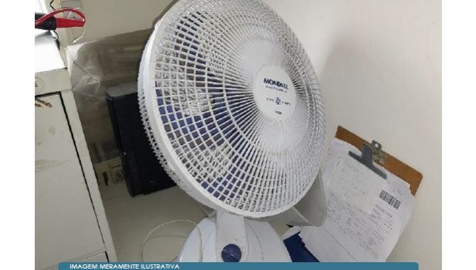 Foto - Cadeiras, Armários, Carrinho de Refeição, Mesa de Centro, Calculadora Sharp, Ventilador e Arquivo com 04 Gavetas - [8]