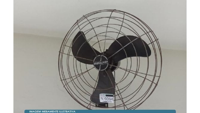 Foto - Ventilador de Parede, Mesa de Escritório, Armários, Cadeiras, Mesa em L, Gaveteiro e Telefones - [1]