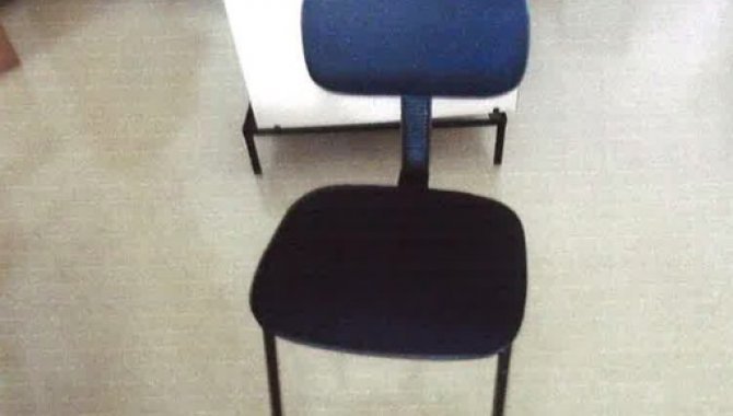 Foto - 37 Cadeiras Estofadas, de Cor Preta, Fixa - [1]