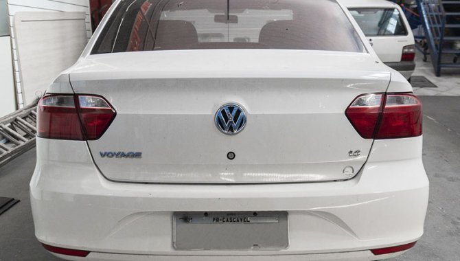 Foto - Carro Volkswagen Voyage 1.6, 2013/2014, branco - [2]