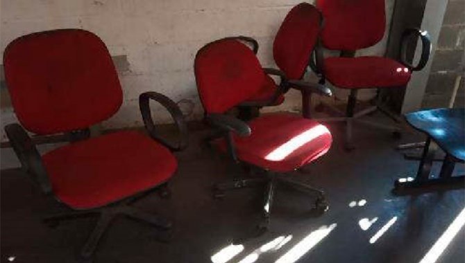 Foto - 04 Cadeiras Estofadas Giratórias com Rodízios e Apoio de Braço - [1]