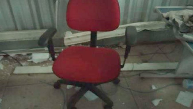 Foto - 01 Cadeira Estofada Giratória com Rodízio com Braço (Lote 107) - [1]