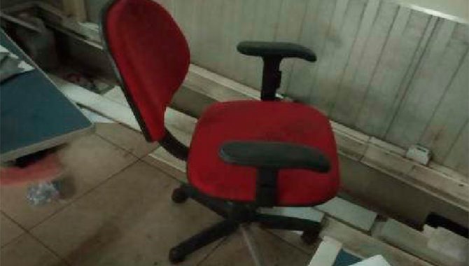 Foto - 01 Cadeira Estofada Giratória com Rodízio com Braço (Lote 108) - [1]