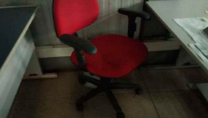 Foto - 01 Cadeira Estofada Giratória com Rodízio com Braço (Lote 118) - [1]