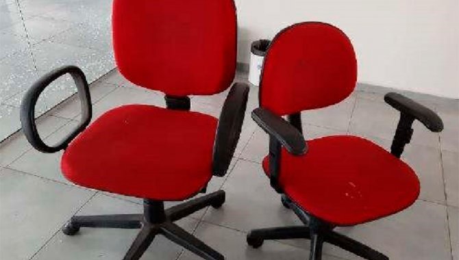 Foto - 03 Cadeiras Estofadas Giratórias com Rodízio com Apoio de Braço - [1]