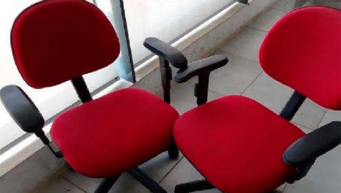 Foto - 02 Cadeiras Estofadas Giratória com Rodízio com Apoio de Braço Vermelhas - [1]