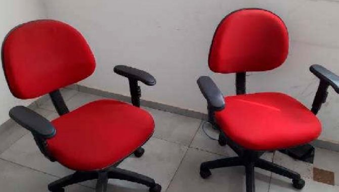 Foto - 02 Cadeiras Estofadas Giratória com Rodízio com Apoio de Braço - [1]