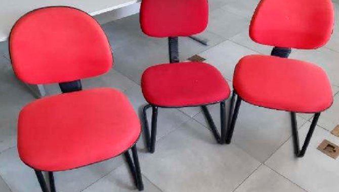 Foto - 03 Cadeiras Estofadas Fixas sem Apoio de Braço - [1]