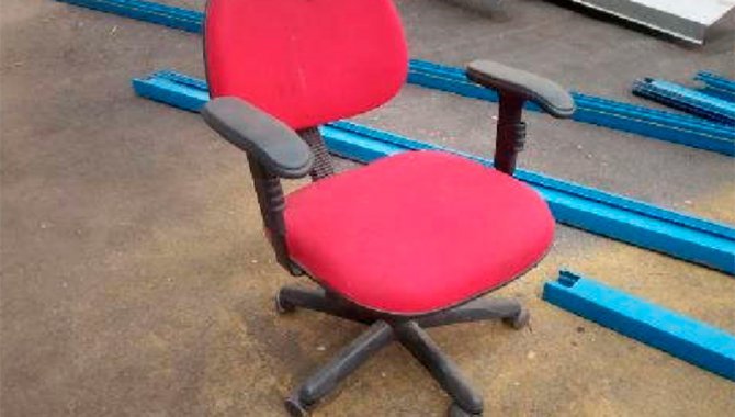 Foto - 06 Cadeiras Estofadas Giratórias com Rodízio e com Apoio de Braço - [1]