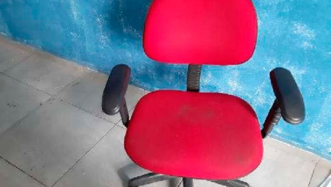 Foto - Cadeiras, Estante e Prateleiras - [1]