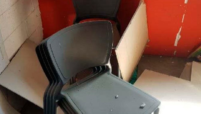 Foto - 07 Cadeiras de Plástico Cinza Tramontina e 01 Bancada de Ferro - [1]