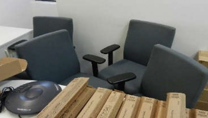 Foto - 09 Cadeiras Estofadas Giratórias com Braço Alberflex - [1]