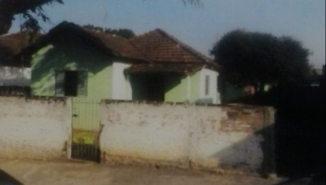 Foto - Prédio residencial e um barracão de madeira e seu respectivo terreno consti - [1]