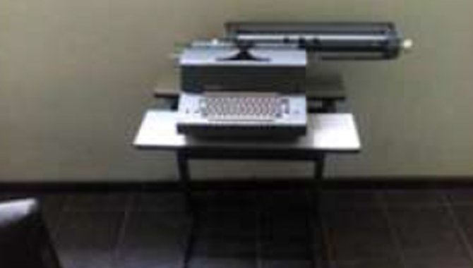 Foto - 01 Máquina de Escrever Elétrica Olivetti - [1]
