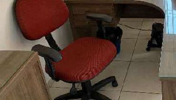 Foto - Cadeira Giratória com Assento Vermelho - [1]