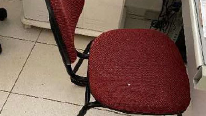 Foto - 02 Cadeiras Comuns com Assento Vermelho - [1]