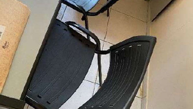 Foto - 02 Cadeiras Pretas de Plástico com Estrutura Metálica - [1]