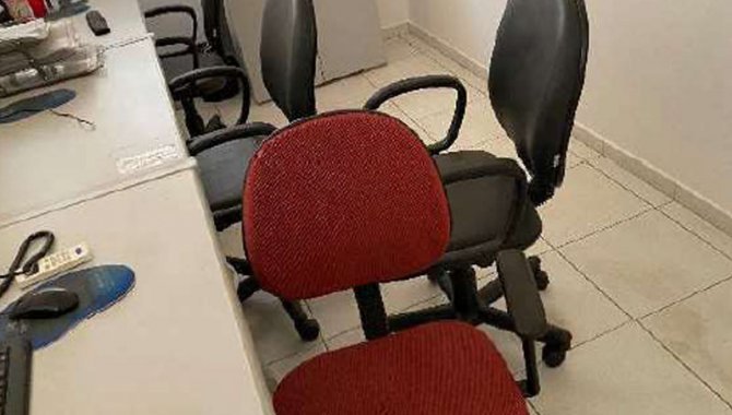 Foto - 06 Cadeiras Giratórias sendo 03 Vermelhas e 03 Pretas - [1]