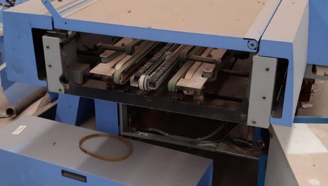 Foto - 01 Máquina automática para grampeação e corte trilateral de revistas e livros - [12]