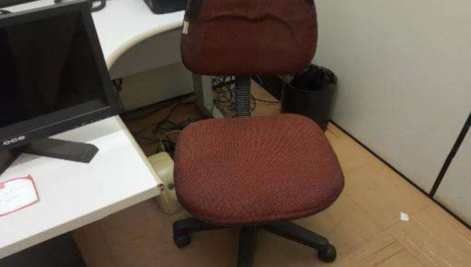 Foto - Cadeira Estofada Giratória sem Braço (Lote 117) - [1]