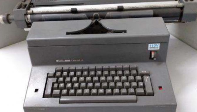 Foto - Máquina de Escrever Olivetti Tekne 4 - [1]