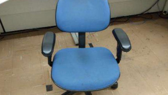 Foto - Cadeira Estofada Giratória com Braço (Lote 175) - [1]