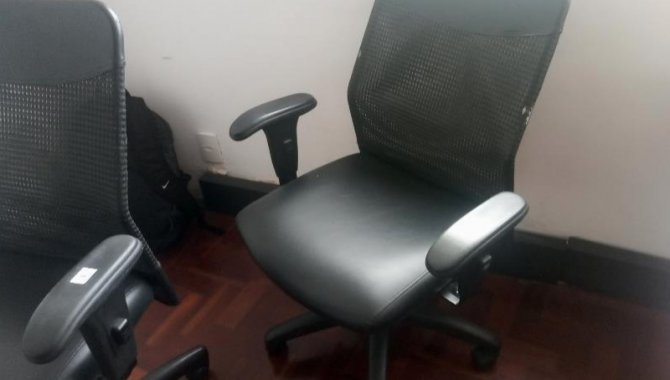 Foto - Cadeira Giratória com Apoio para Braço Assento em Curvin - [1]