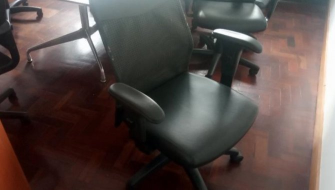 Foto - Cadeira Giratória com Apoio para Braço Assento em Curvin - [1]