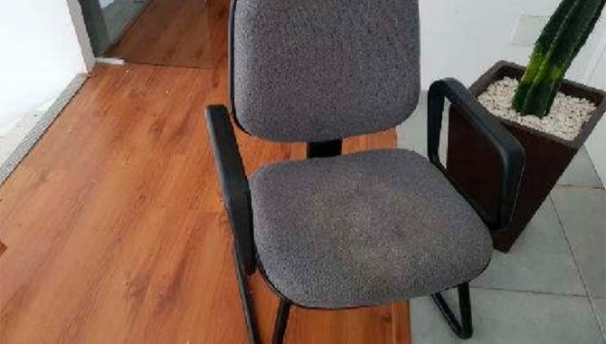 Foto - 01 Cadeira Estofada Fixa com Apoio de Braço (Lote 154) - [1]