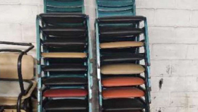 Foto - 64 Cadeiras de Metal Estofadas no Assento - [1]