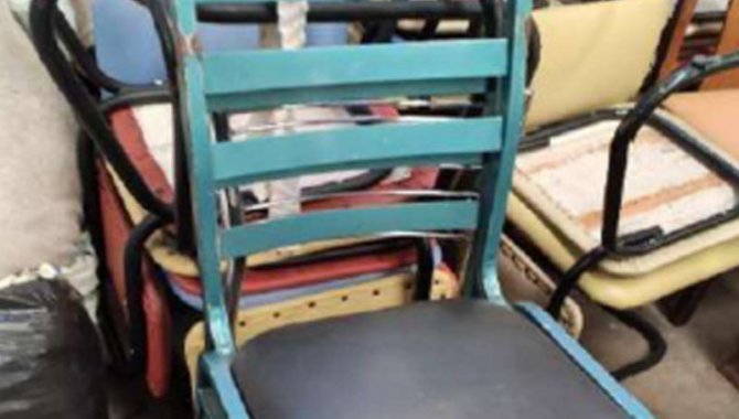 Foto - 64 Cadeiras de Metal Estofadas no Assento - [2]