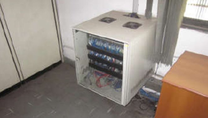 Foto - 01 Rack - Armário Pequeno para Informática com Porta de Vidro - [1]