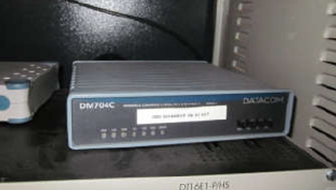 Foto - 01 Rack - Switch Datacom Dm 704 com Cabos - [1]