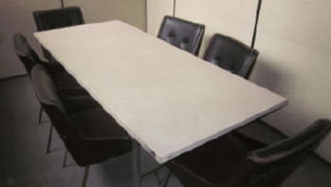 Foto - 01 Conjunto Mesa de Reuniões em Fórmica com 6 Poltronas - [1]