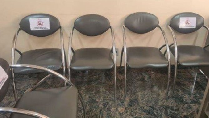 Foto - 14 Cadeiras Fixas em Courino Cinza / Cromada - [1]