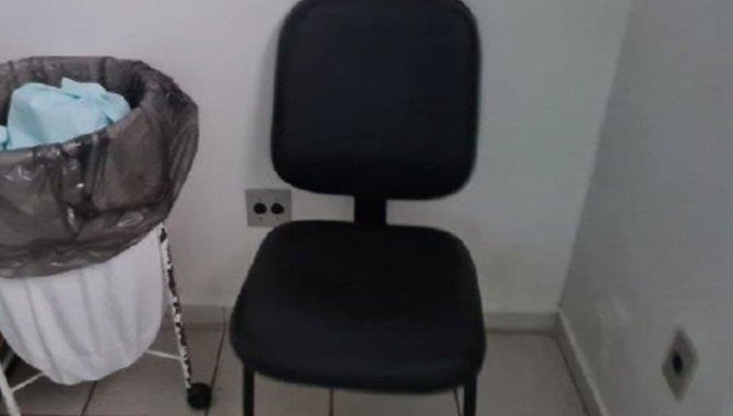 Foto - 01 Cadeira Fixa em Courino Preta - [1]