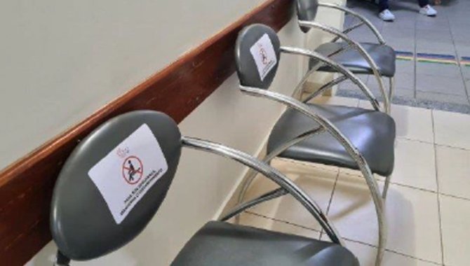 Foto - 03 Cadeiras Fixa em Courino Cinza - [1]