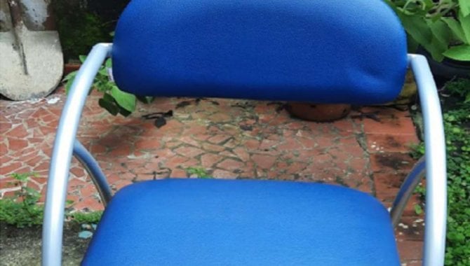 Foto - 02 Cadeiras Espera Cliente Tecido Azul Sintético com Braço - [1]