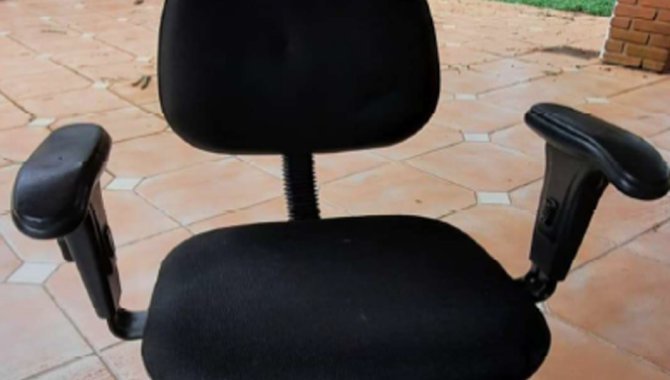 Foto - 19 Cadeiras Gerente Tecido - Preta com Rodízio (com braço) - [1]