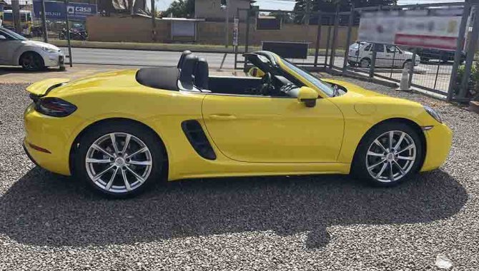 Foto - Carro Porsche Boxster 718 2.0 - 300 CV - Amarelo - 2019 - 4.763 km rodados - [1]