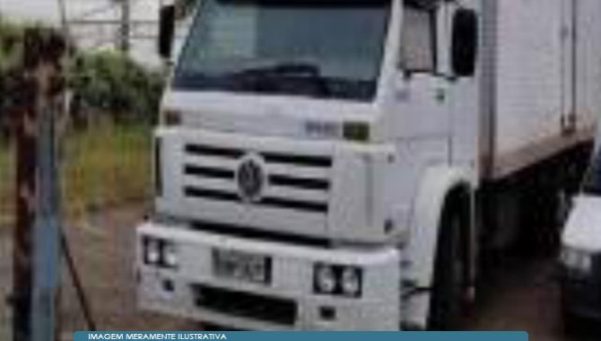 Foto - Caminhão Volkswagen 17-220 6x2 com Baú de Alumínio - 2000 - [1]